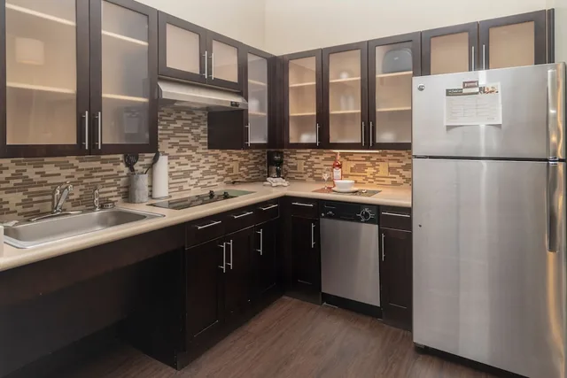 غرفة بسريرين كوين بغرفة نوم واحدة لذوي الإعاقة، STAYBRIDGE SUITES MARQUETTE 2/3