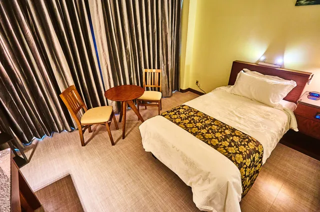 غرفة قياسية بسرير مزدوج وسرير فردي، Serenti Hotel 6/10