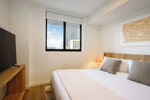 جناح تنفيذي بسريرين كينج بشرفة بغرفتي نوم مع أريكة، Sense28 Edgewater, an AvantStay Hotel 1/9