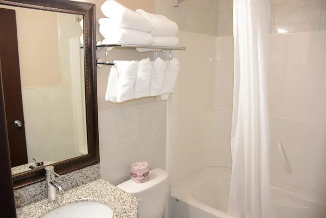 غرفة بسرير كوين للمدخنين، Travelodge by Wyndham Lethbridge 3/4