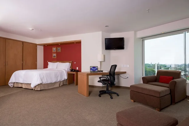 Master, Suite, Queen Bed, Kitchenette، Hampton Inn by Hilton Guadalajara/Expo 5/10