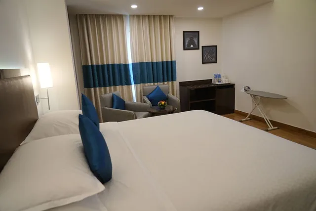 جناح بسرير كينج بإطلالة على المدينة، FOUR POINTS BY SHERATON VADODARA 1/8