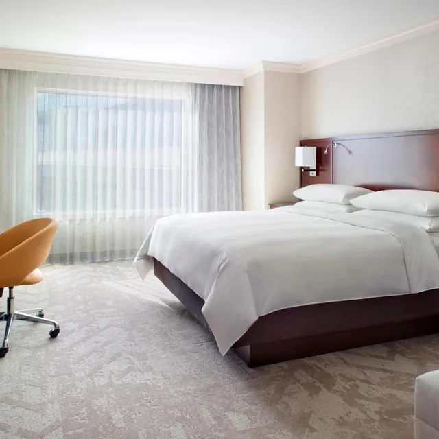 غرفة بسرير كينج بحوض استحمام لذوي الإعاقة، Atlanta Airport Marriott Gateway 2/9