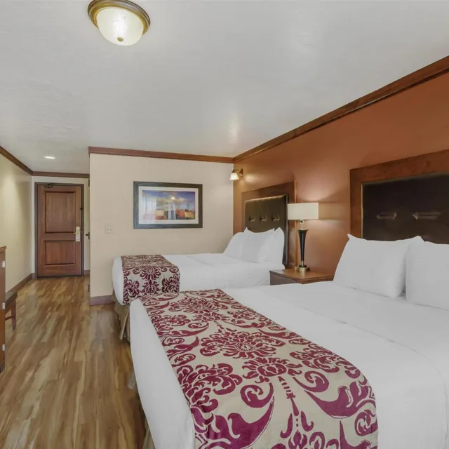 غرفة بسريرين كوين بحوض استحمام لذوي الإعاقة، Best Western Plus Greenwell Inn 1/4