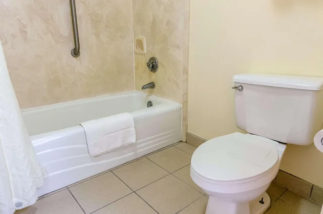 غرفة بسريرين كوين، Econo Lodge Inn & Suites Gulfport Airport 4/4