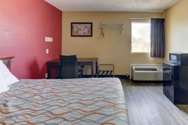 Room, Queen Bed, Smoking, Econo Lodge Town Center 6/6