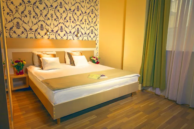 Superior, Queen Bed, Trianon 4/10