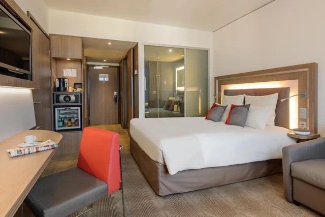 غرفة سوبيريور بسرير كوين مع أريكة، Novotel Lugano Paradiso 4/10
