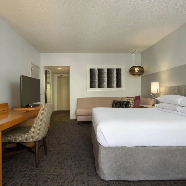 غرفة بسرير كينج بحوض استحمام لذوي الإعاقة، Renaissance Palm Springs 3/10