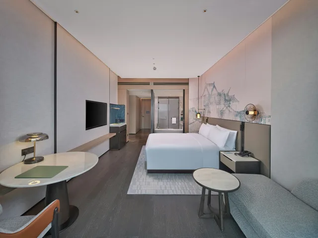 غرفة تنفيذية بسرير كينج بإطلالة على النهر، Hilton Huizhou 2/2