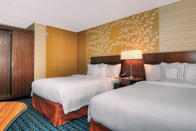 غرفة بسريرين مزدوجين بإطلالة على الفناء بشرفة لذوي الإعاقة، Fairfield Inn Suites Los Angeles Rosemead 2/3