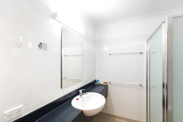غرفة بسرير كينج بإطلالة على البحر بشرفة، Sandpiper Motel 5/8