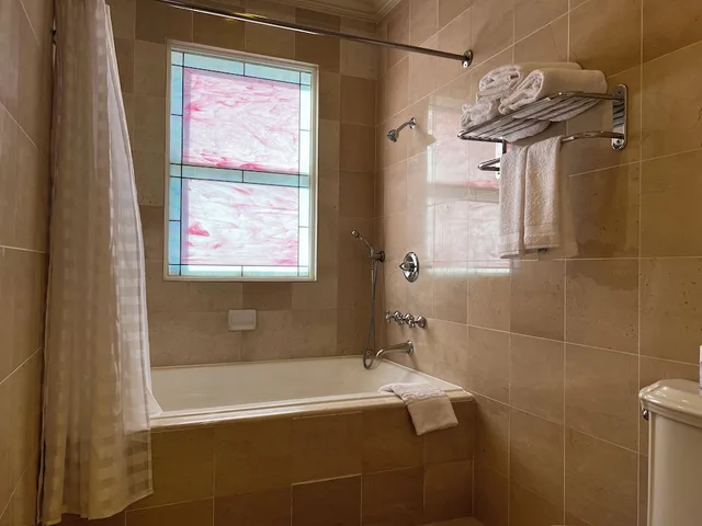 غرفة بسريرين كوين، The Sterling Hotel 9/10