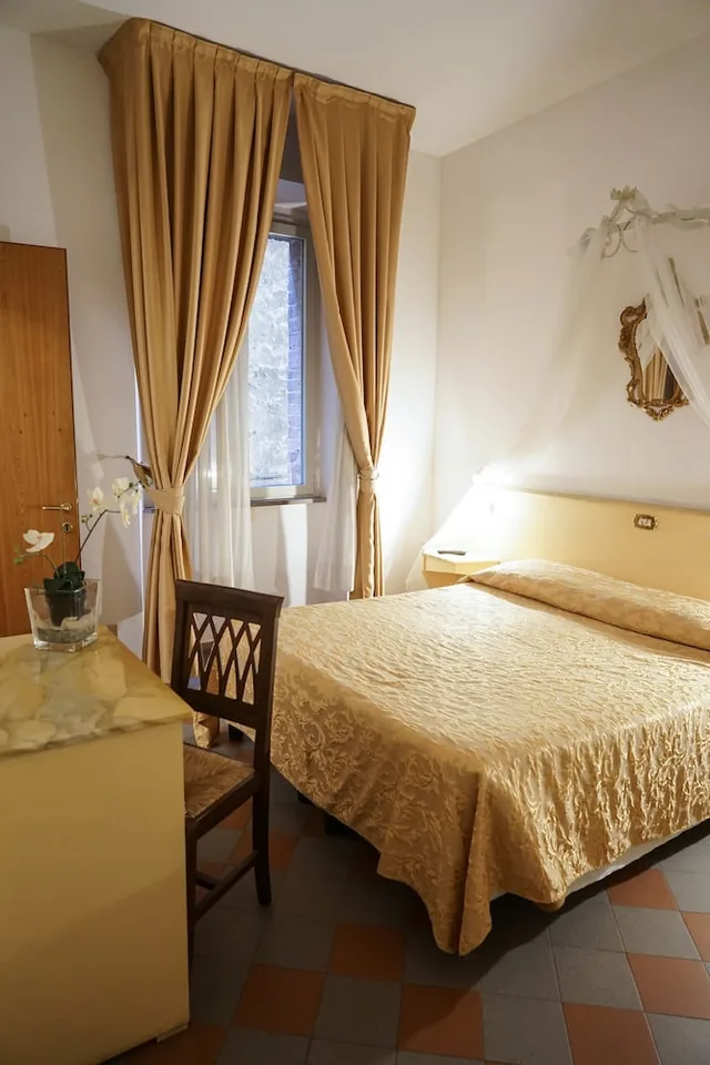 غرفة رباعية بسرير كوين وسريرين منفصلين، Piccolo Hotel Etruria 2/4