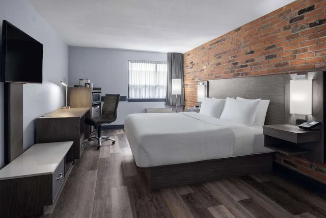 Deluxe, King Bed, Travelodge by Wyndham Barrie on Bayfield 1/3