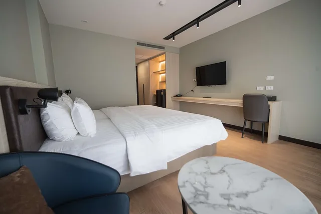 غرفة بريميوم بسرير كينج بإطلالة على المسبح بحوض استحمام، Lewit Hotel Pattaya, a member of Radisson Individuals 5/7