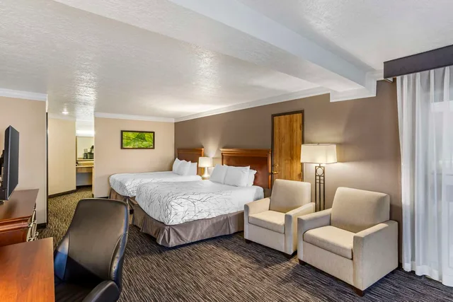 غرفة كبيرة بسريرين كوين مع أريكة، Best Western Plus Landmark Inn 2/4