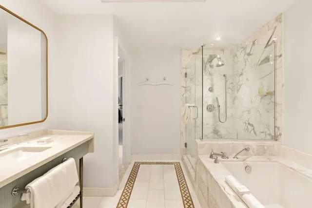 1 Bedroom, Presidential, Lagoon, Suite, King Bed, Golf Course View, Pool View, Sofa، JW Marriott Miami Turnberry Resort & Spa 2/3