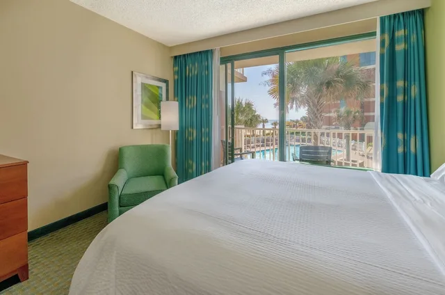 غرفة قياسية بسريرين كوين بإطلالة على المسبح، Holiday Inn Hotel And Suites Virginia Beach North Beach 2/10