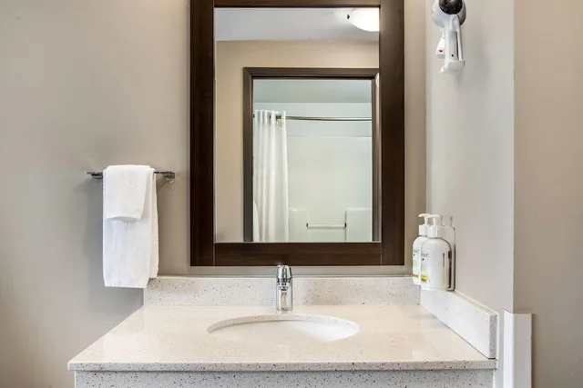 Efficiency, 2 Queen Beds، Super 8 by Wyndham Winnipeg West 5/7