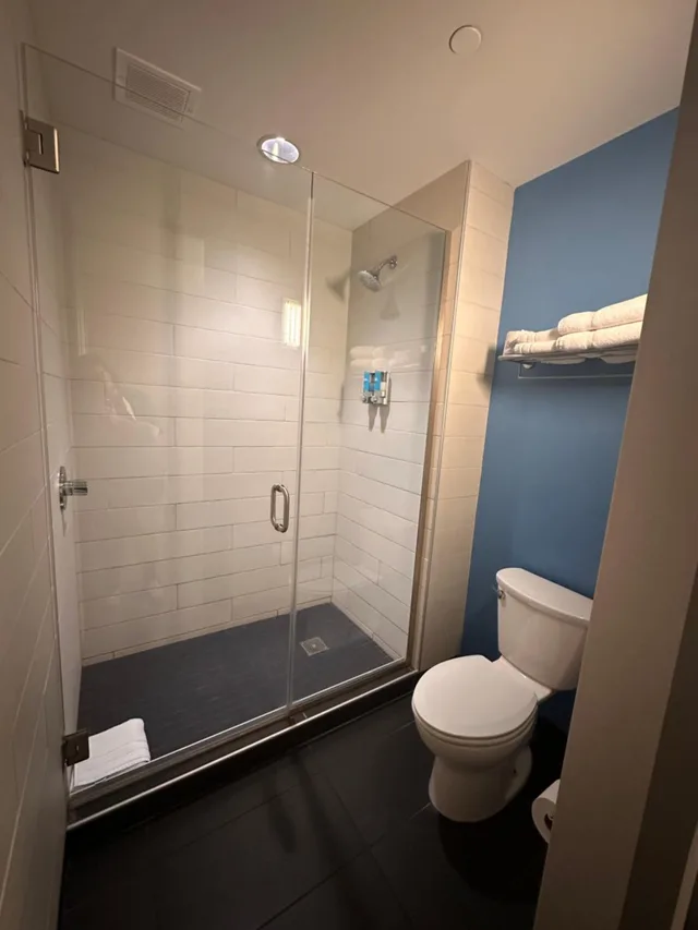 Aloft, Guest Room, King Bed، ALOFT NEWPORT ON THE LEVEE 4/8