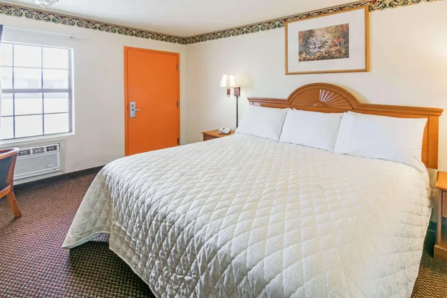 غرفة بسرير كينج للمدخنين، Travelodge by Wyndham Temple 1/1