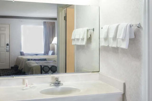 Room, 2 Double Beds, Super 8 By Wyndham Ashburn 7/7