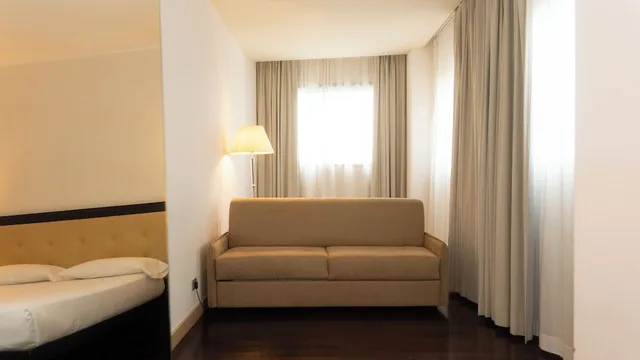 غرفة تنفيذية بسريرين منفصلين مع أريكة، Hotel Cruise 5/10