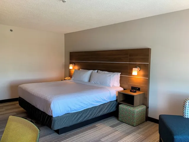 غرفة قياسية بسرير كينج لذوي الإعاقة، Holiday Inn Express & Suites Lexington Dtwn Area-Keenland 1/8