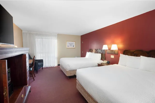 غرفة بسريرين كوين بشرفة يُسمح فيها بالحيوانات الأليفة، Fireside Inn and Suites Gilford 1/1