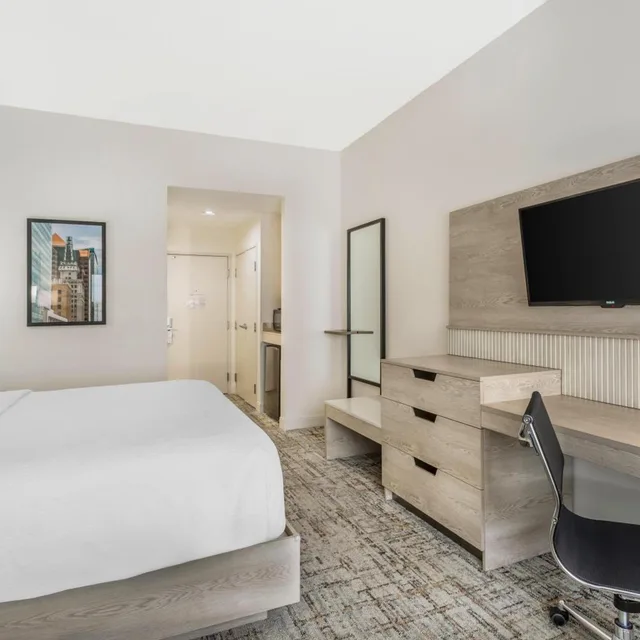 غرفة بسرير كينج بحوض استحمام لذوي الإعاقة، Best Western Plus Airport Inn Suites Salt Lake City 2/6