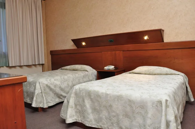 غرفة ثلاثية، Hotel Country Club 9/10