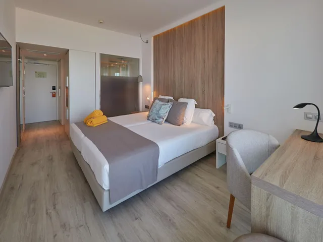 غرفة قياسية بشرفة مفردة بسرير مزدوج بإطلالة جزئية على البحر، BQ Aguamarina Boutique Hotel 3/4