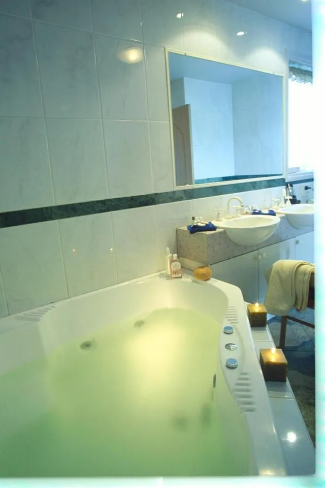 غرفة بسرير كينج وسرير كوين بجاكوزي، Best Western the Tudor Box Hill 8/8