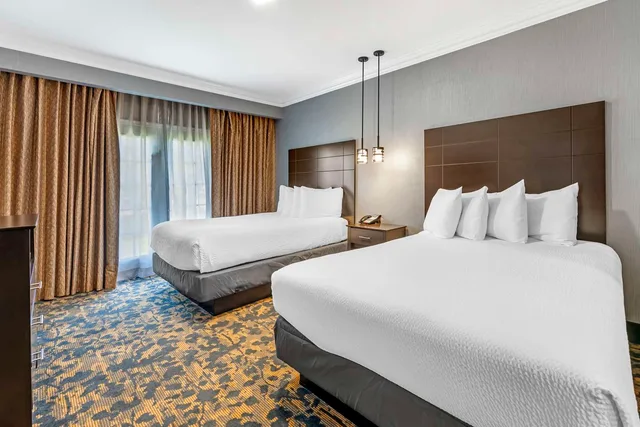 جناح بسريرين كوين مع أريكة بمنطقة جلوس، Best Western Brentwood 3/4