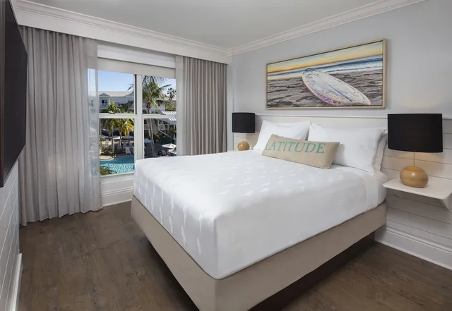 غرفة ديلوكس بسرير كينج بإطلالة على المسبح، Margaritaville Beach House Key West 2/6