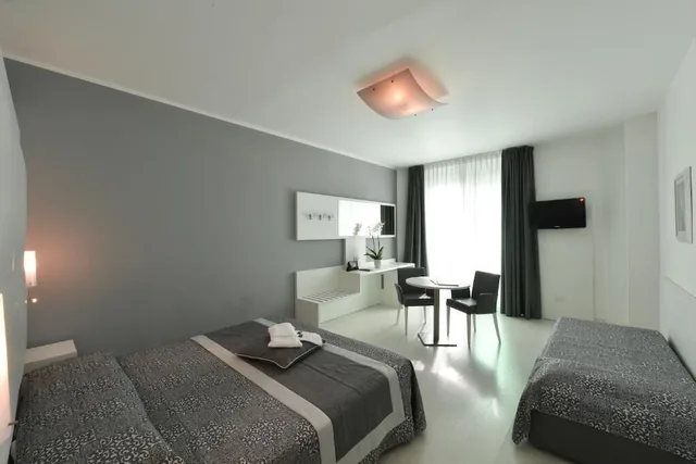 غرفة كومفورت تنفيذية رباعية بإطلالة على البحر، Hotel Europa Jesolo 2/4