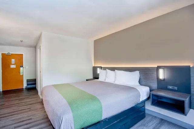 1 King Bed - Mobility Accessible Tub, Nsmk، Motel6 Virginia Beach, VA 1/10