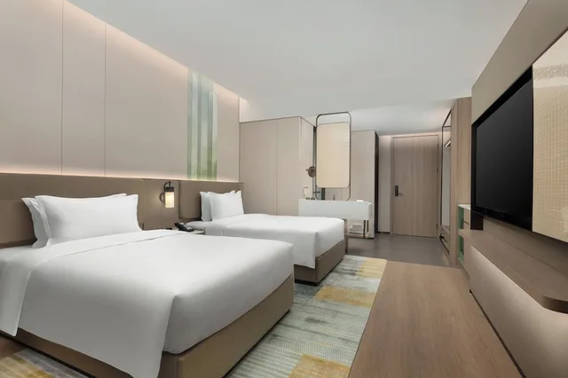 غرفة قياسية بسرير كوين، Holiday Inn Hotel & Suites Shanghai Changfeng by IHG 1/2