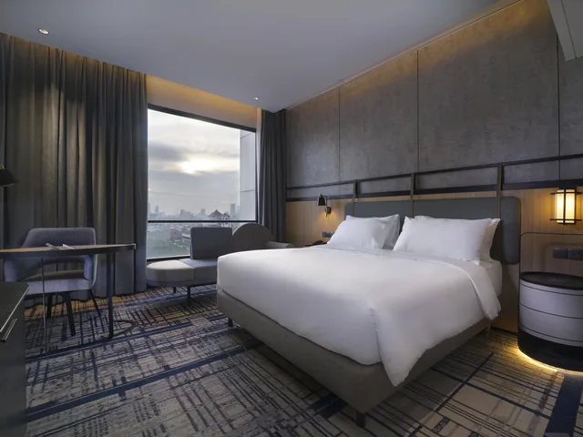 Deluxe, Queen Bed, City Side، Mercure Surabaya Manyar (ex Everbright Hotel) 1/2