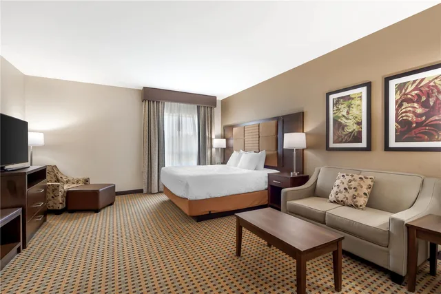 غرفة بسرير كينج مع أريكة بمطبخ صغير، Best Western Plus Hinton Inn and Suites 2/4