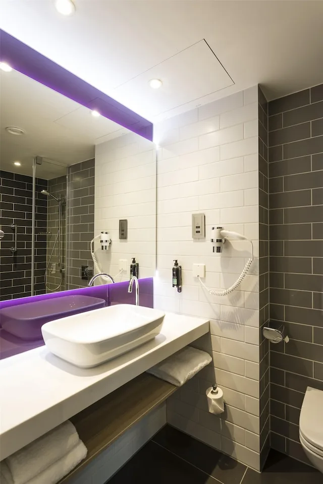 غرفة قياسية بسريرين منفصلين، Premier Inn Freiburg City Sud 2/2