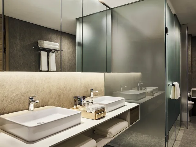 شقة تنفيذية بسريرين منفصلين بإطلالة على المدينة مع أريكة مع دخول الصالة، Novotel Hanoi Thai Ha 4/6