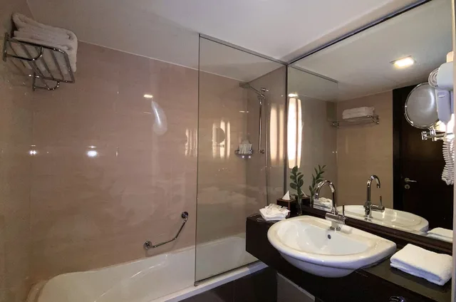 غرفة ديلوكس بسريرين منفصلين بإطلالة على المدينة، Oryx Hotel 5/7