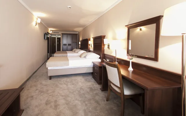 غرفة ثلاثية بسرير مزدوج وسرير فردي بإطلالة على البحر، Grand Hotel Neum 1/2