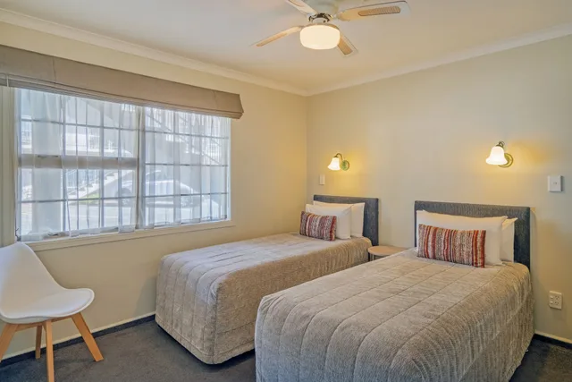 جناح عائلي بسرير كينج وسريرين منفصلين بغرفتي نوم مع أريكة بمسبح خاص، Silver Fern Accommodation And Spa 1/4