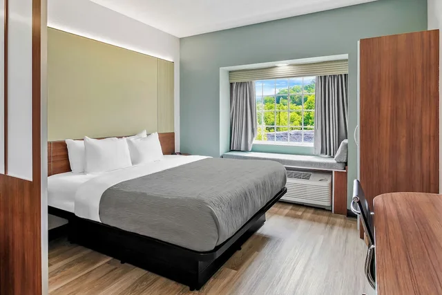 جناح بسرير كينج مع أريكة، Quality Inn & Suites Washington PA 3/5
