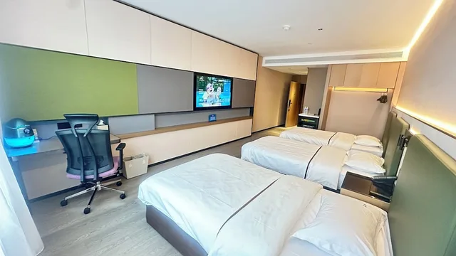 غرفة بريميوم بثلاثة أسرّة، Holiday Inn Beijing Daxing Movie Park by IHG 2/5