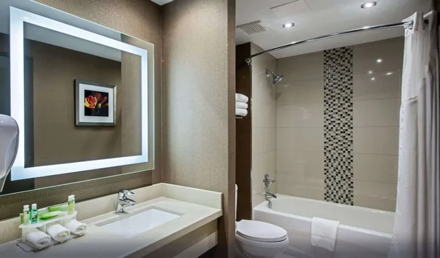 غرفة قياسية بسريرين كوين، Quality Inn & Suites Regina Downtown 2/2