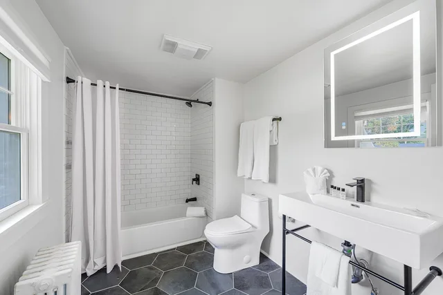 Guest Room, 1 King and 2 Double Beds, Aspen At Manchester 3/5